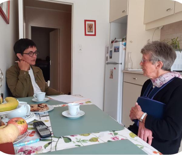 Une professionnel du centre de ressources territorial porté par la Maison Saint-Louis au domicile d'une bénéficiaire du dispositif