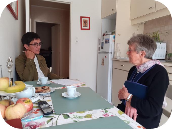 Une professionnel du centre de ressources territorial porté par la Maison Saint-Louis au domicile d'une bénéficiaire du dispositif