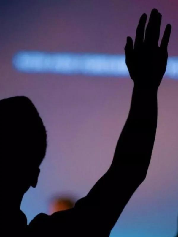 Un homme levant la main dans un public