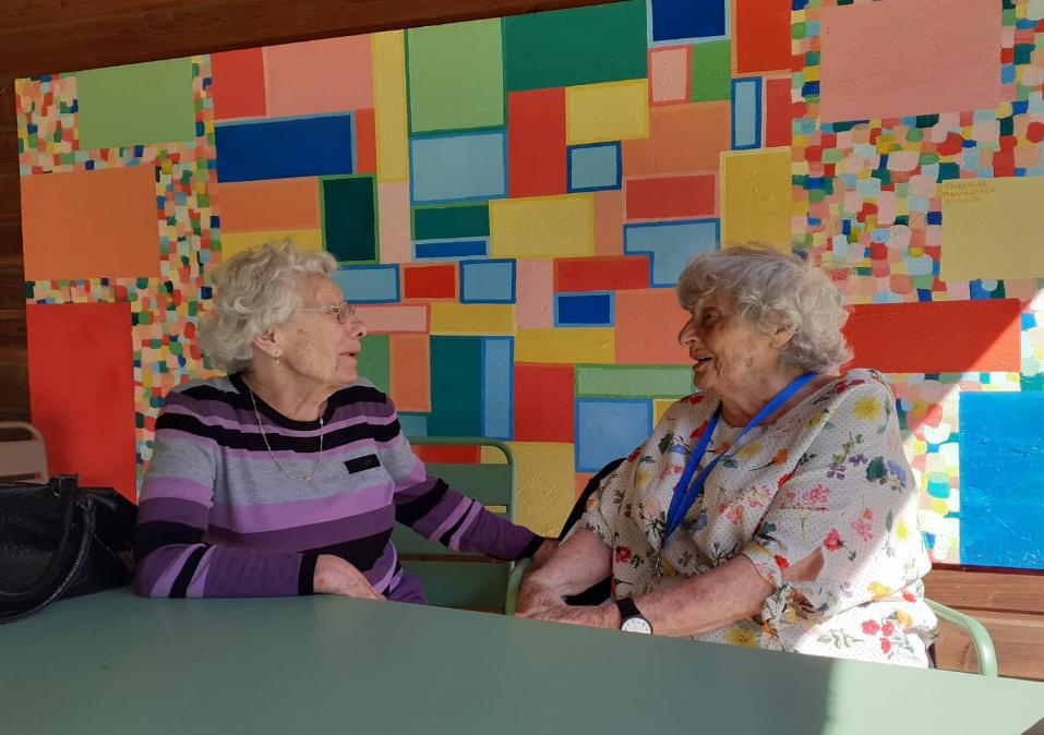 deux habitantes de la maison saint-louis dans le parc de la maison