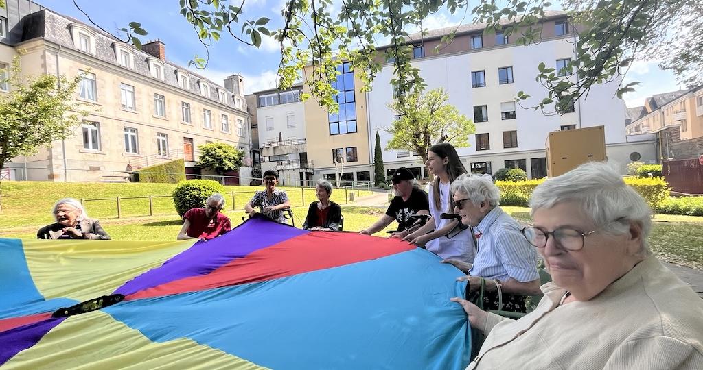 Des habitants de la Maison Saint-Louis en activité dans le parc de la maison